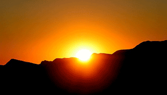 Bild mit Sonnenuntergang hinter Bergzug